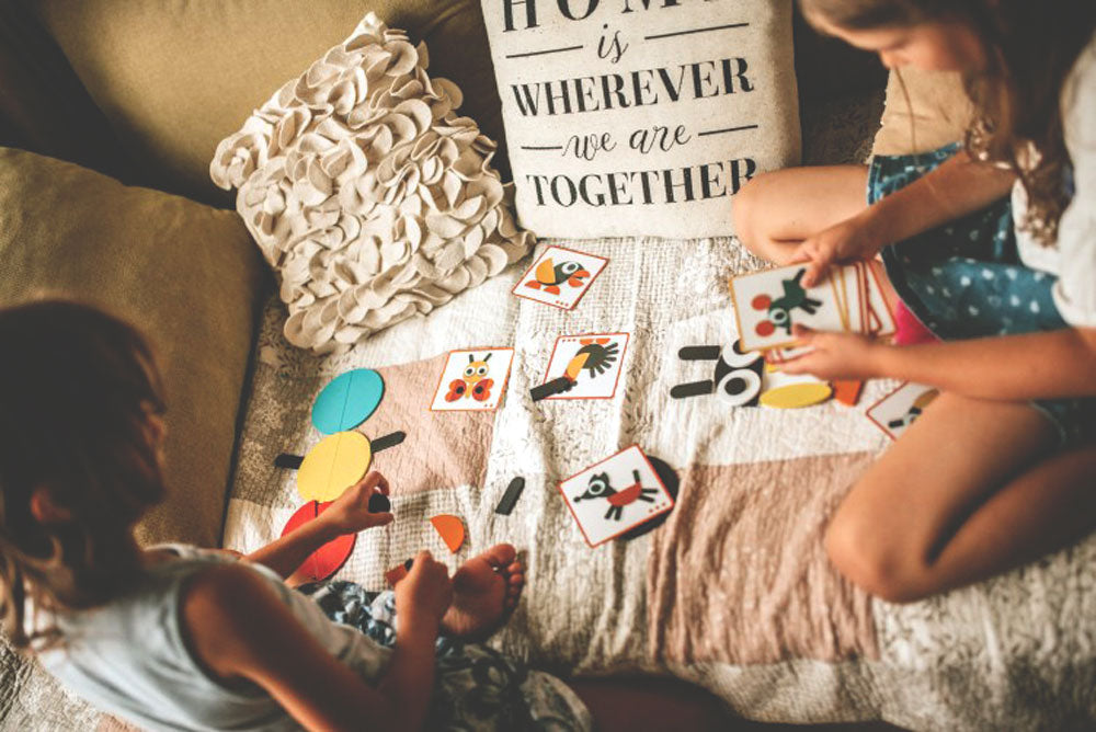 Niñas jugando en casa con el Kit armable de animales 3D Montessori y sus tarjetas
